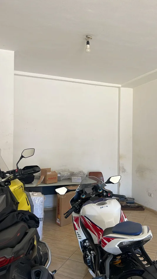 Tirane, jepet me qera dyqan Kati 0, 40 m² 320 € (Rruga Azem Galica)