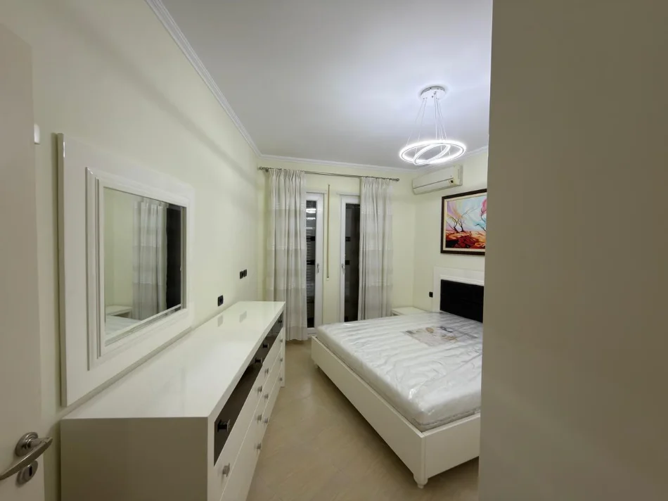 Tirane, jepet me qera apartament 1+1+Ballkon Kati 3, 66 m² 650 € (21 Dhjetori/Rr.Frederik Shiroka)