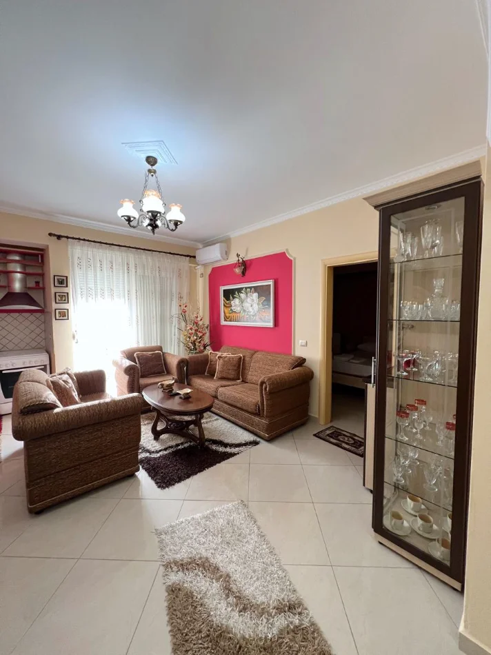 Vlore - Lungomare, jepet me qera apartament 1+1 Kati 7, 75 m² 500 € (Lungomare, Vlorë)