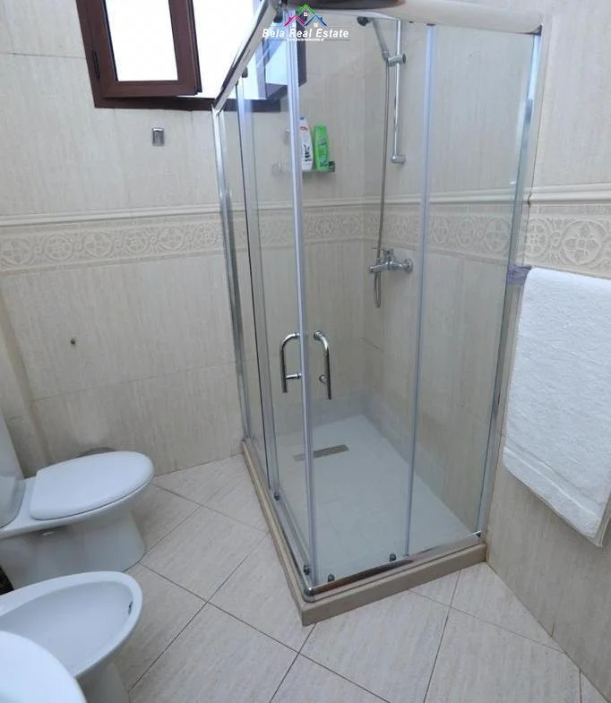 Tirane, jepet me qera apartament 1+1+Ballkon Kati 4, 75 m² 650 € (Qender)