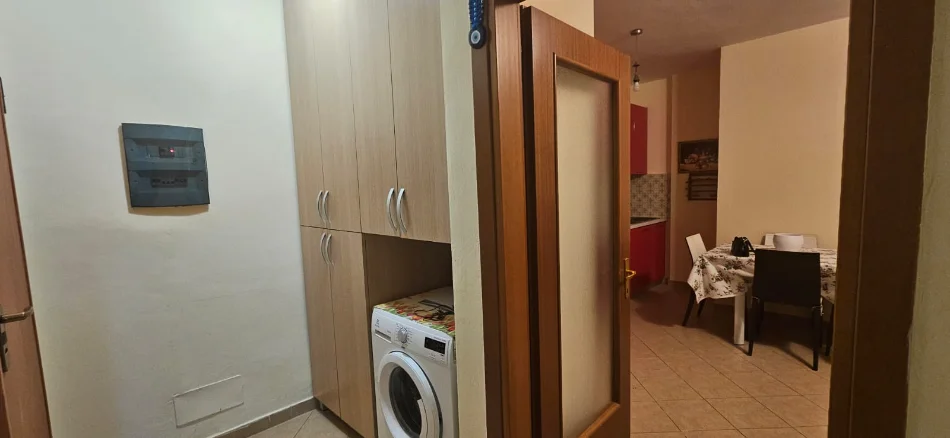 Tirane, jepet me qera apartament 1+1+Ballkon , 65 m² 700 € (Rruga Kosovareve)