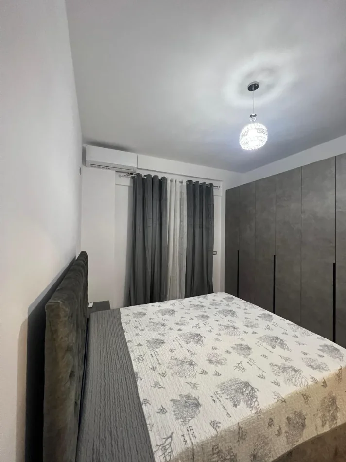 Tirane, jepet me qera apartament 1+1+Ballkon Kati 5, 88 m² 600 € (Liqeni i Thate/Rruga Hamdi Sina)