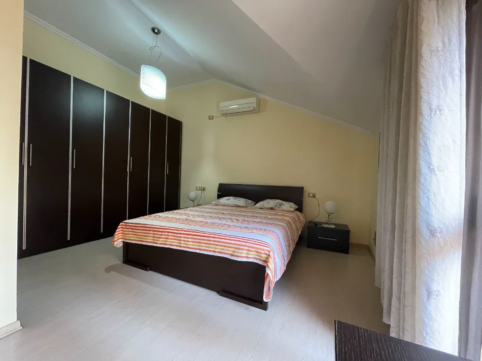 Tirane, jepet me qera apartament 3+1+Aneks+Ballkon Kati 2, 130 m² 850 € (Komuna e Parisit)