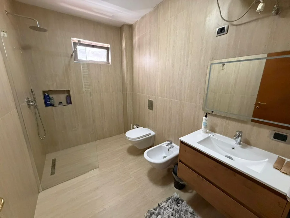 Tirane, jepet me qera apartament 1+1+Ballkon Kati 2, 70 m² 730 € (Prane Mon Amour)