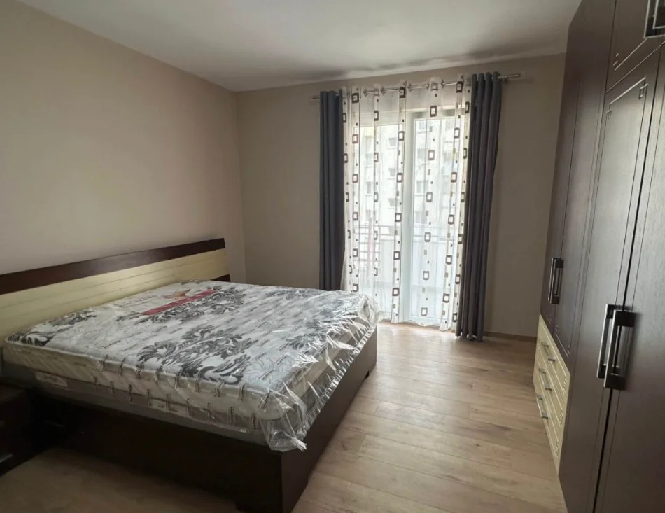 Tirane, jepet me qera apartament 2+1 , 90 m² 550 € 
