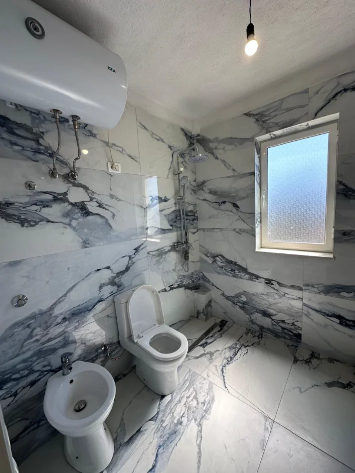 Tirane, jepet me qera apartament 1+1+Ballkon Kati 5, 60 m² 500 € (Medreseja)