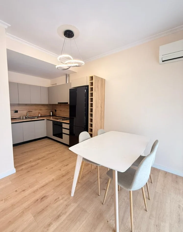 Tirane, jepet me qera apartament 2+1 , 90 m² 1.000 € 