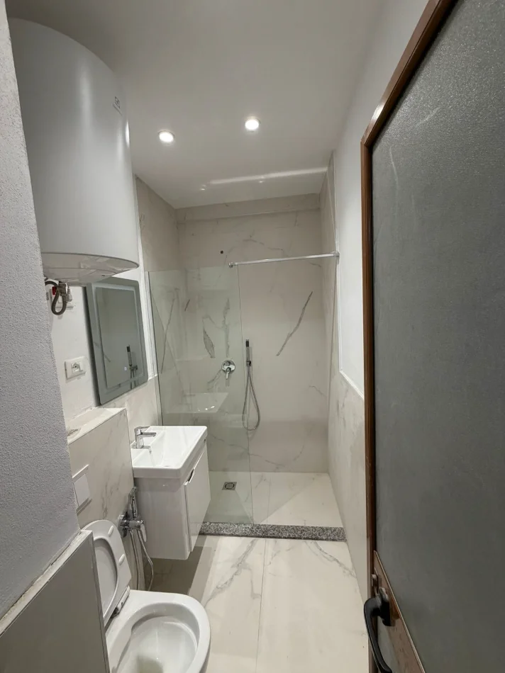 Tirane, jepet me qera apartament 2+1+Ballkon Kati 2, 67 m² 470 € (vila l)