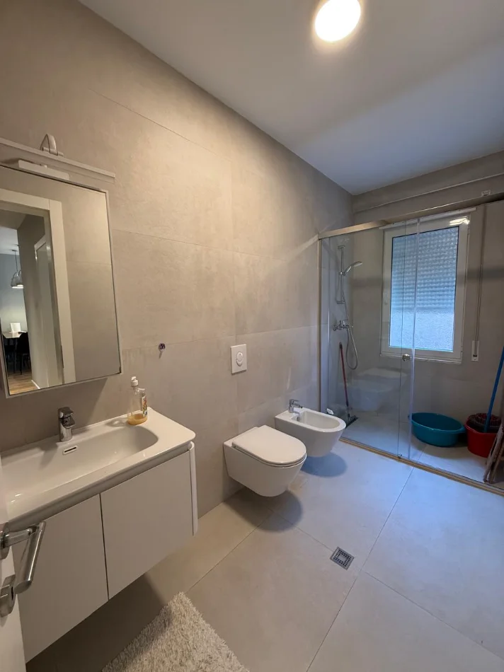 Tirane, jepet me qera apartament 1+1 , 65 m² 650 € (Unaza e re, Astir)