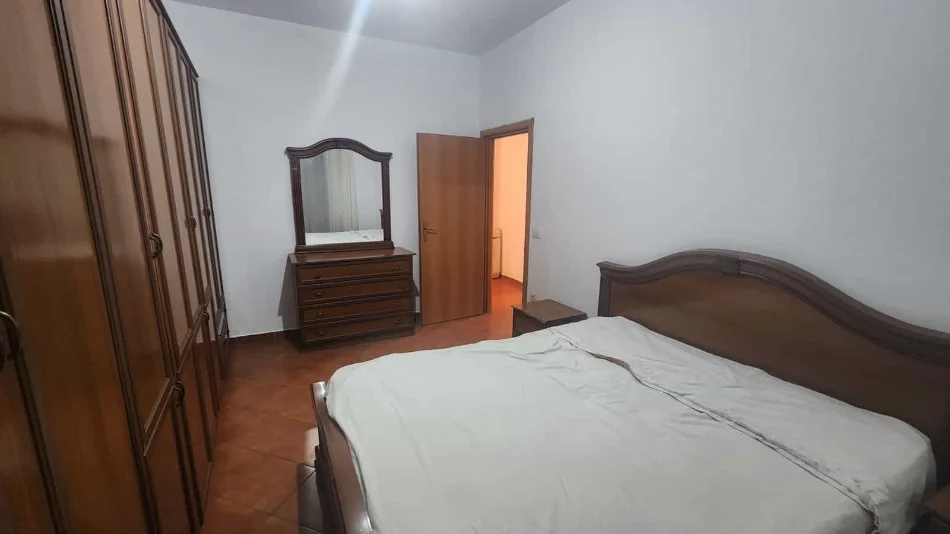 Tirane, jepet me qera apartament 2+1 Kati 1, 97 m² 500 € (pallati me shigjeta)