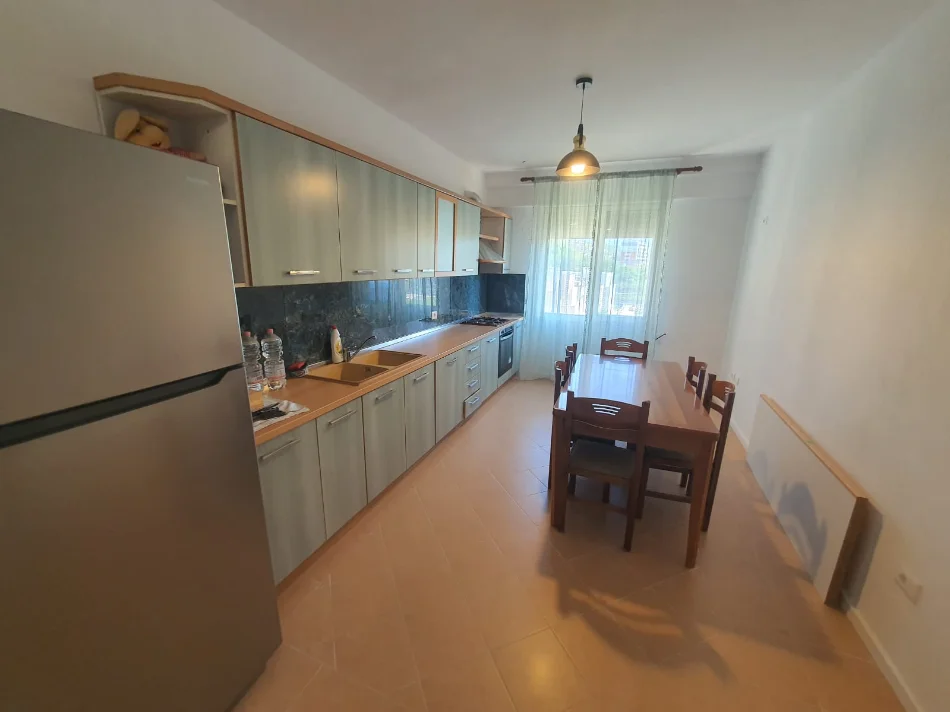 Durres, jepet me qera apartament+verande | Penthouse 4+1 Kati 8, 1.200 € (GOLEM)