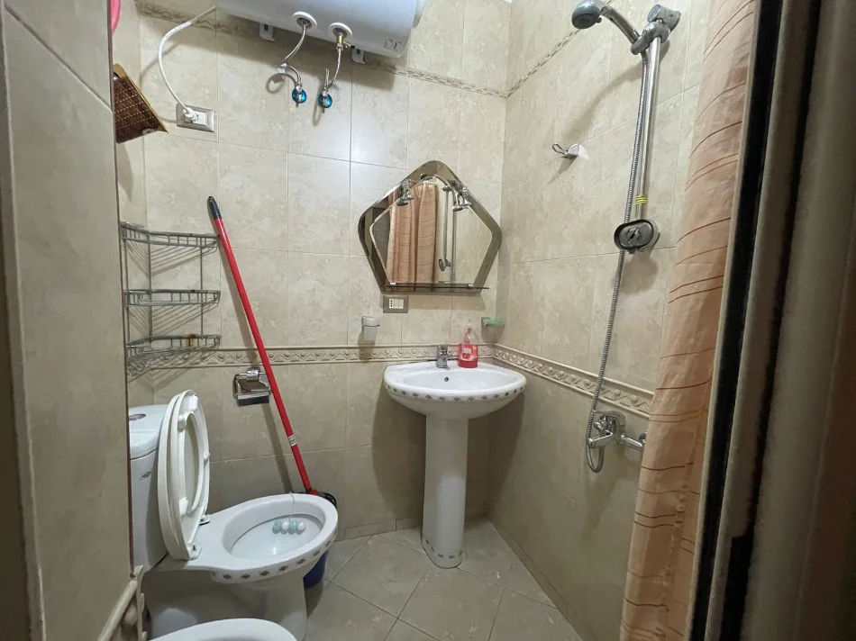 Tirane, jepet me qera apartament 1+1 , 45 m² 500 € (Ish Blloku)