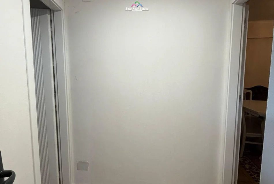 Tirane, jepet me qera apartament 1+1 Kati 1, 65 m² 520 € (Rruga Sitki Cico)