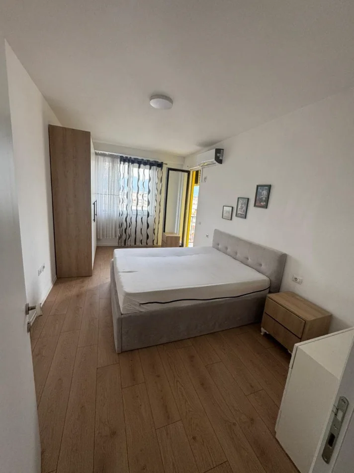 Tirane, jepet me qera apartament 1+1+Ballkon Kati 8, 95 m² 530 € (grand galeri)
