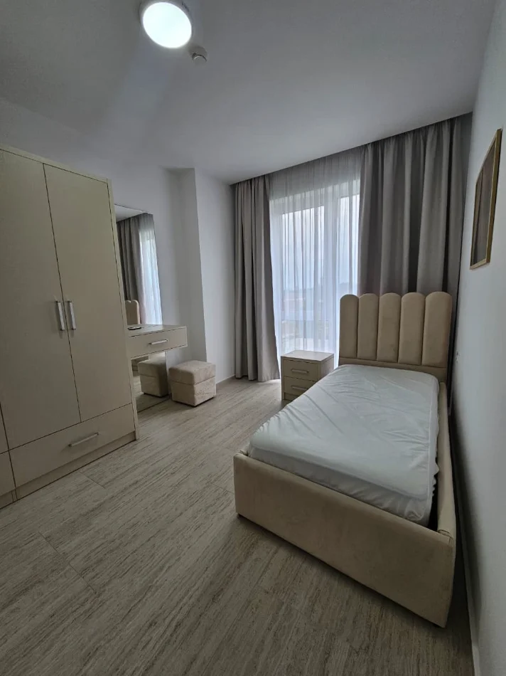 Tirane, jepet me qera apartament 3+1 , 120 m² 1.450 € (Liqen i thate)