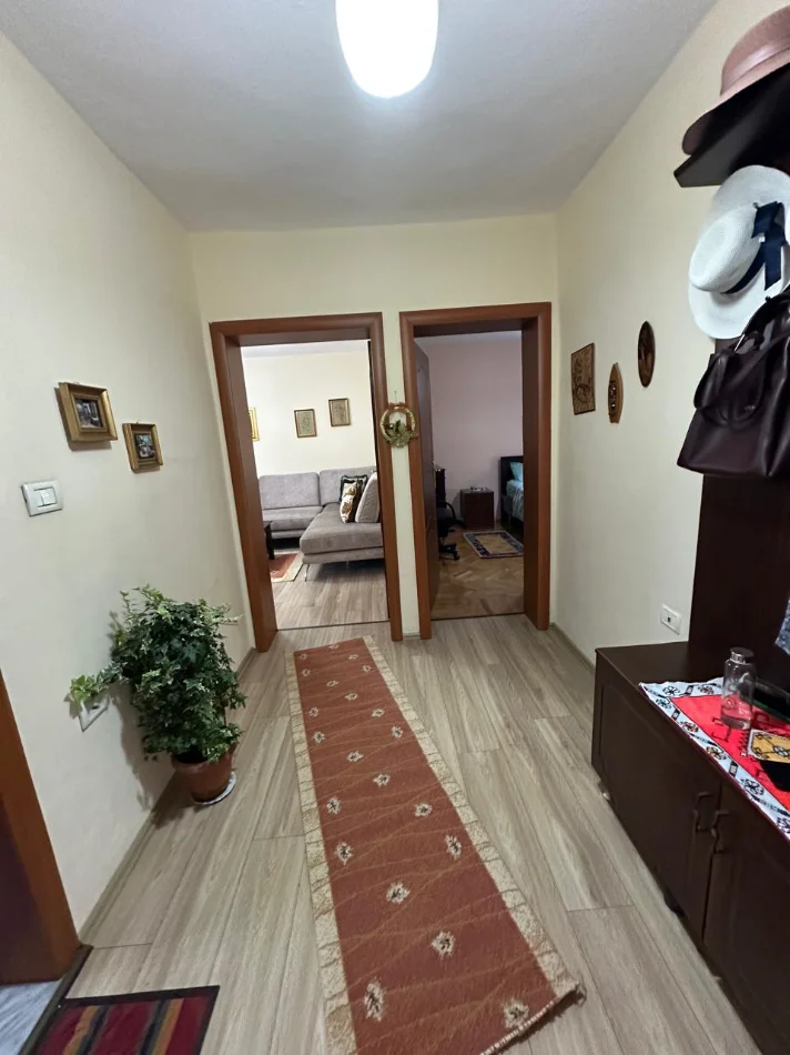 Tirane, jepet me qera apartament 1+1+Ballkon Kati 3, 60 m² 550 € (Rruga e Elbasanit/Ambasada Amerikane)