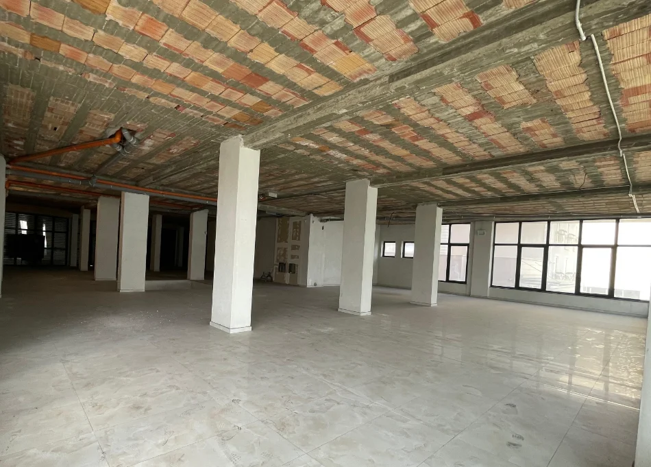 Tirane, jepet me qera ambjent biznesi , 1.380 m² 10.000 € 