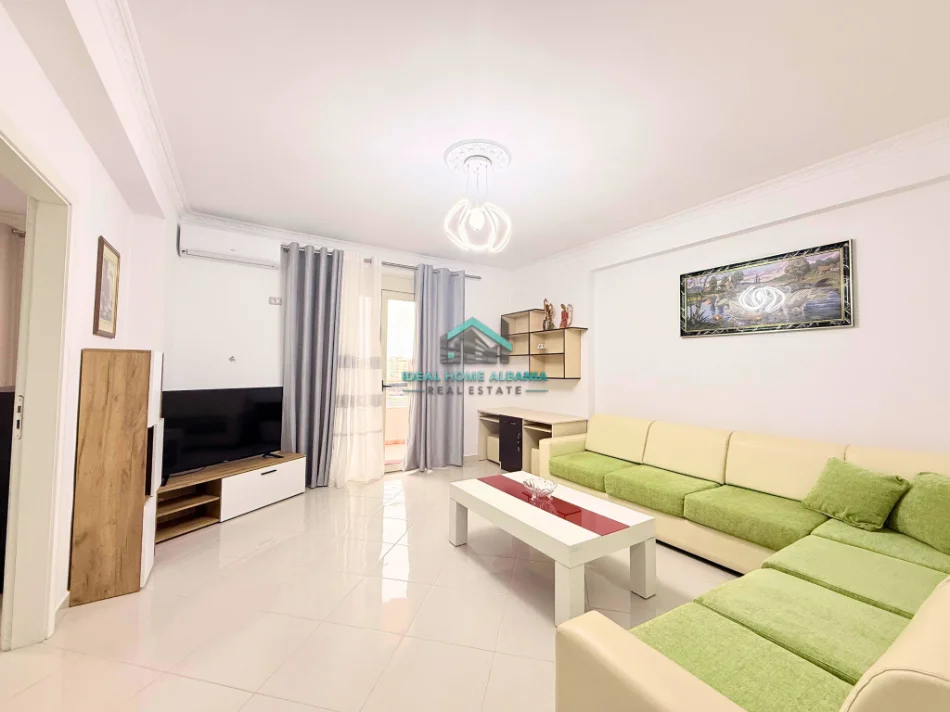 Vlore, jepet me qera apartament 1+1+Ballkon Kati 8, 65 m² 400 € (centrale, vlore)