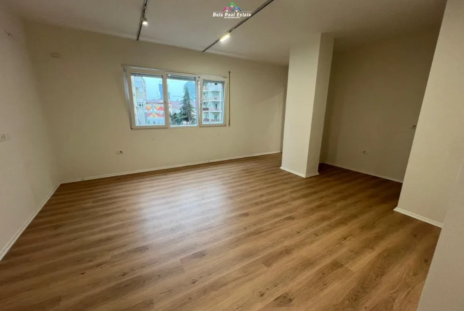 Tirane, jepet me qera zyre Kati 2, 135 m² 1.350 € (Pazari i Ri)
