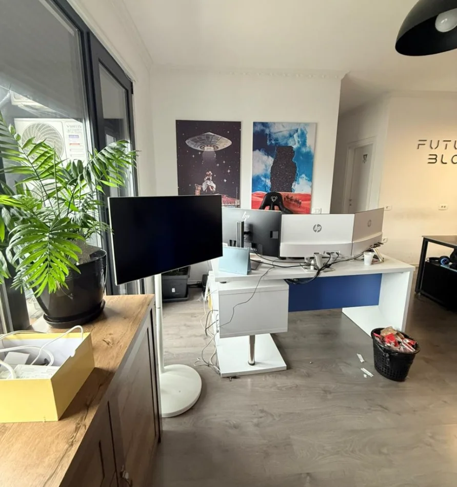 Tirane, jepet me qera zyre , 125 m² 1.000 € 
