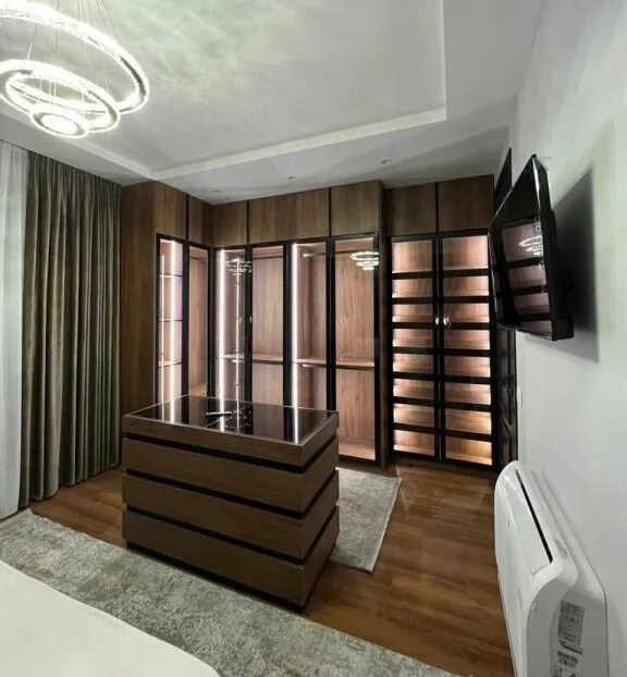 Tirane, jepet me qera apartament 2+1 , 90 m² 1.300 € 