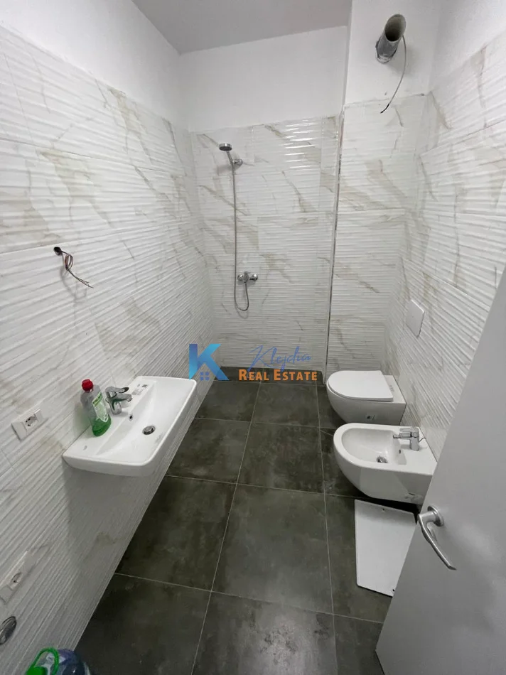 Tirane, jap me qera zyre Kati 2, 60 m² 470 € (afer Mullirit te Vjeter)