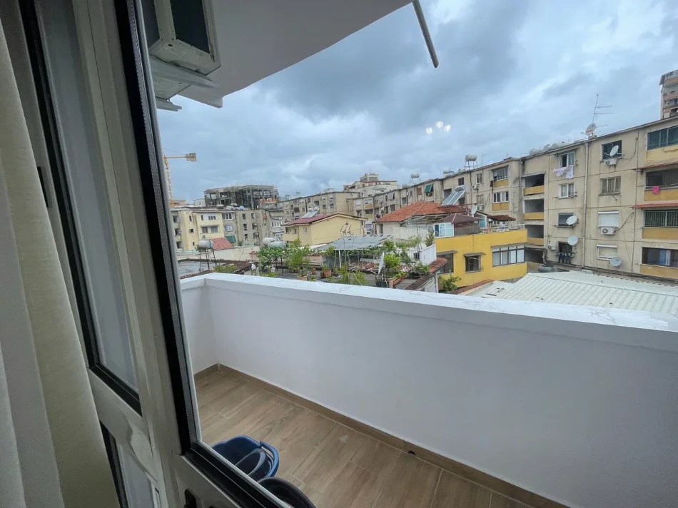 Tirane, jepet me qera apartament 2+1+Ballkon Kati 4, 78 m² 700 € (Rruga Ali Demi)