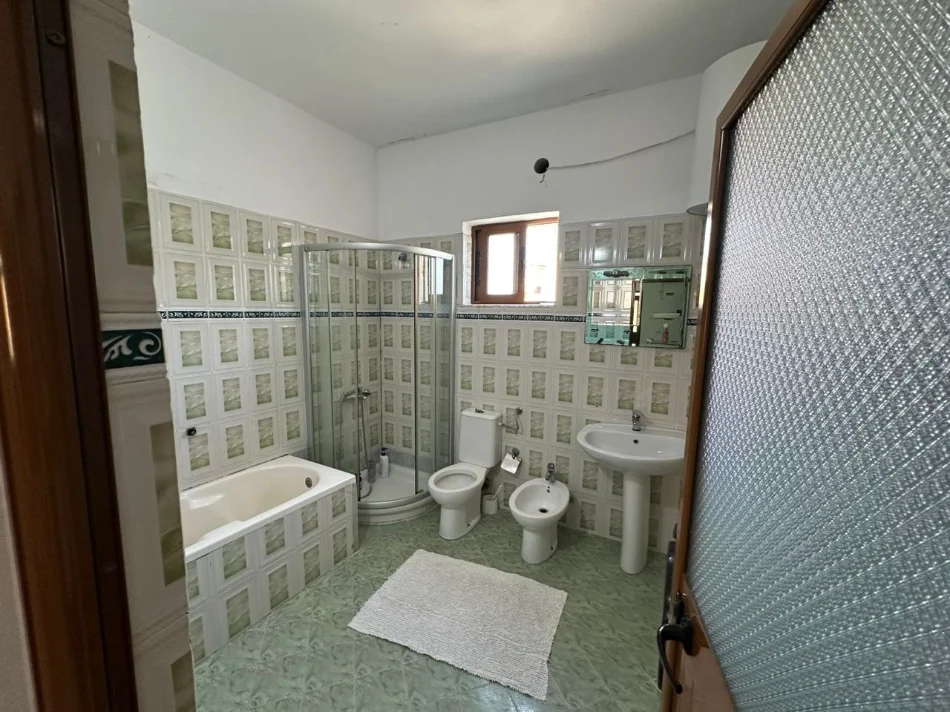 Vlore, shitet Vile 2 Katshe Kati 2, 200 m² 180.000 € (Rruga Haxhi Xhyherri, Vlore)