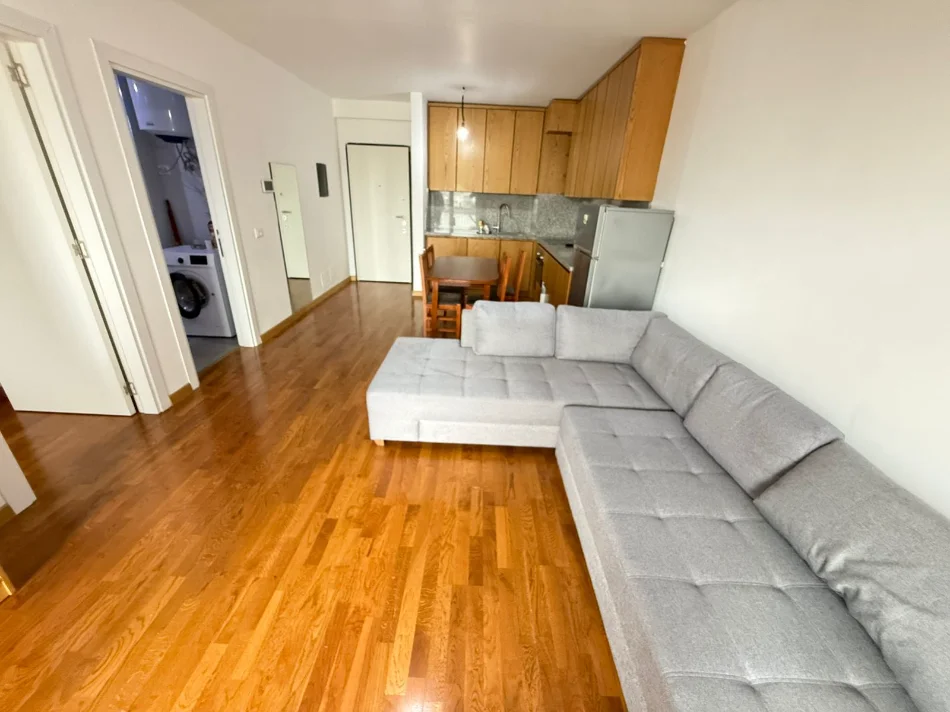 Tirane, jepet me qera apartament 1+1 Kati 10, 620 m² 630 € (Rruga Kongresi i Manastirit)
