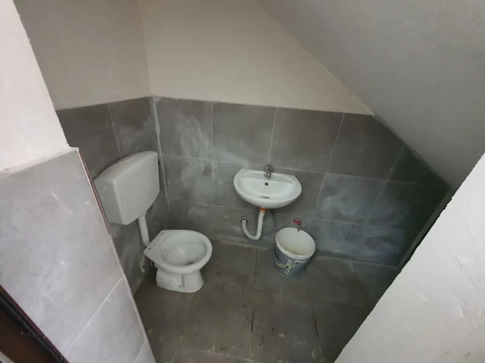 Durres, jap me qera ambjent biznesi Kati 1, 160 m² (shkozet)