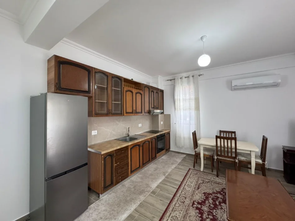 Tirane, jepet me qera apartament 2+1+Ballkon Kati 1, 124 m² 500 € (Kombinat)