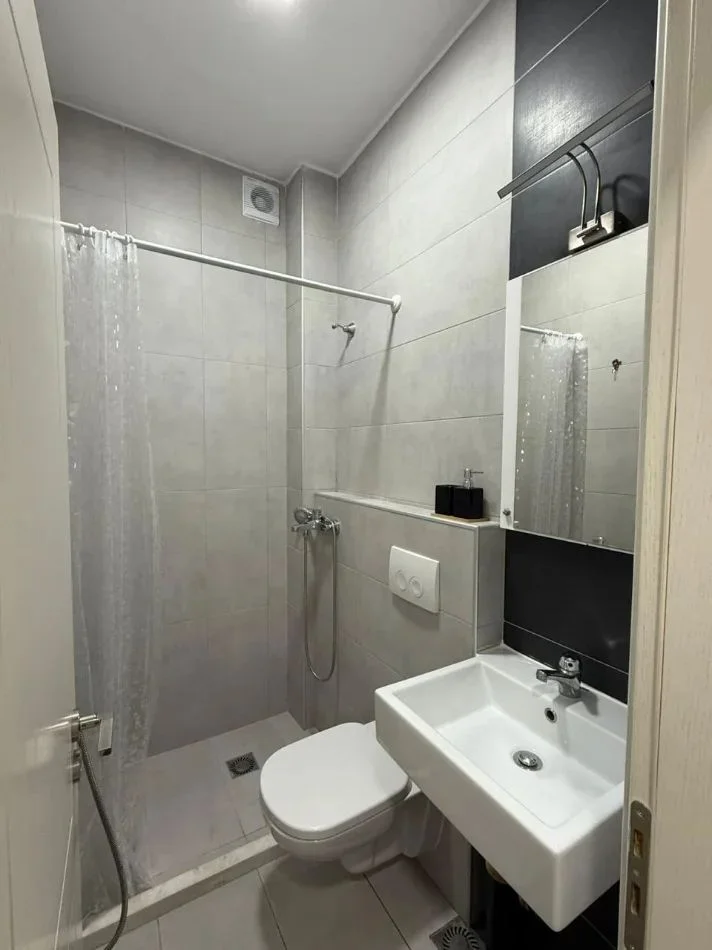 Tirane, jepet me qera apartament 1+1+Ballkon Kati 3, 40 m² 600 € (PALLATET AGIMI)