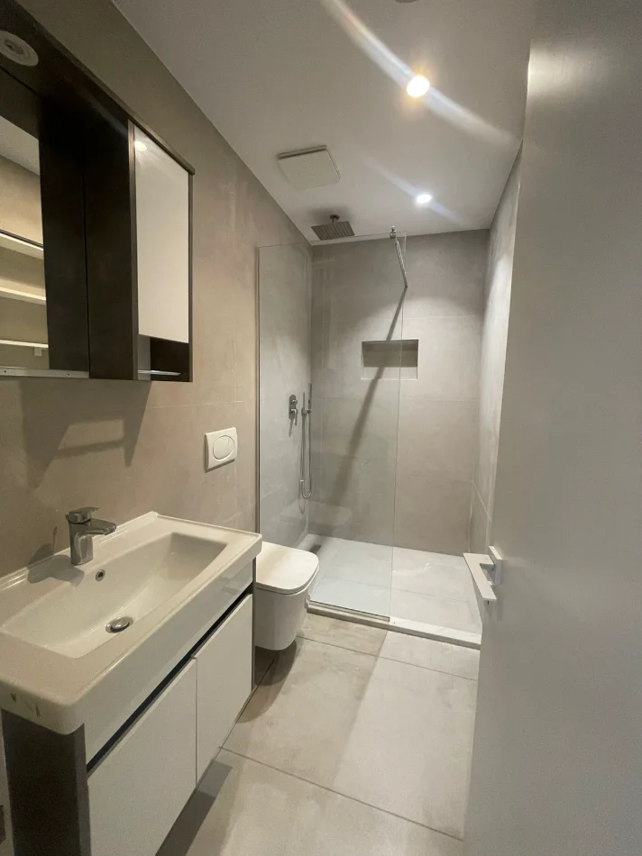Tirane, jepet me qera apartament 1+1+Ballkon Kati 4, 65 m² 500 € (Harry Fultz/Rr.Asim Vokshi)