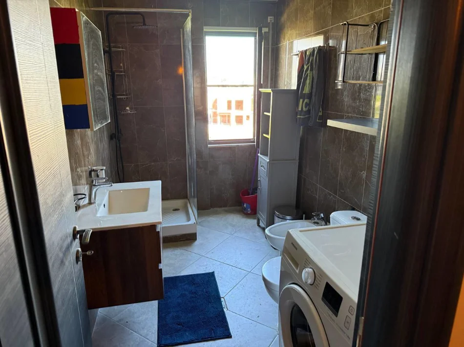 Tirane, jepet me qera apartament 1+1+Ballkon Kati 4, 67 m² 600 € (Liqeni i Thate)