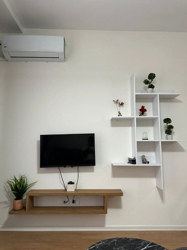 Tirane, jepet me qera apartament 1+1+Ballkon Kati 4, 60 m² 500 € (Brryli)