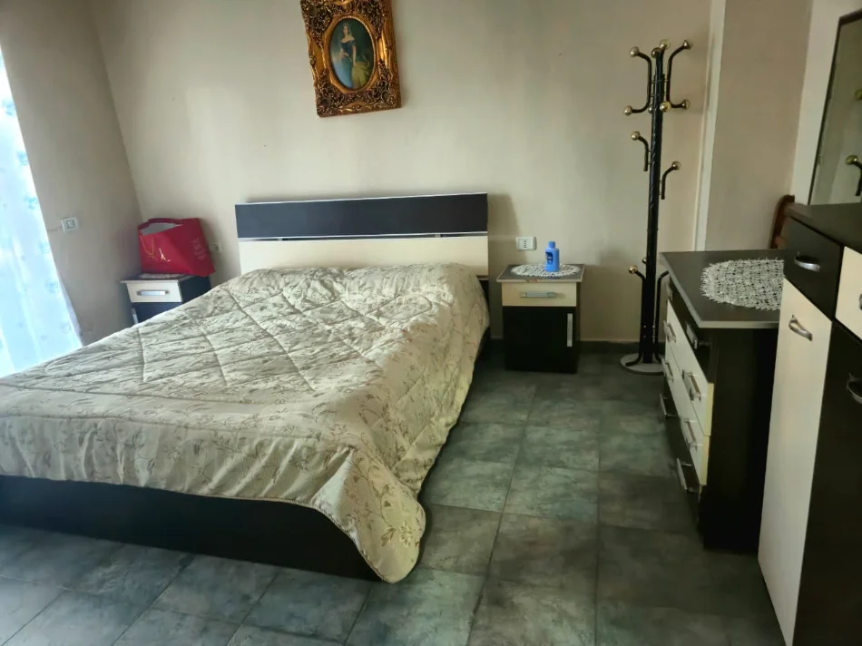 Tirane, jepet me qera apartament 1+1+Ballkon Kati 2, 60 m² 450 € (Laprake)