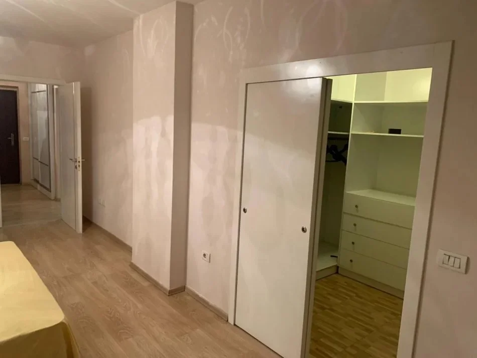 Tirane, jepet me qera apartament 2+1+Ballkon Kati 2, 140 m² 650 € (Laprake)