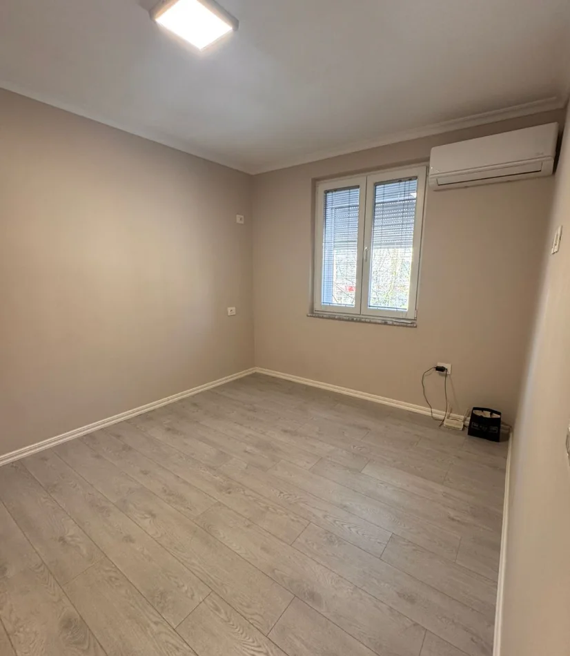 Tirane, jepet me qera zyre , 70 m² 800 € 