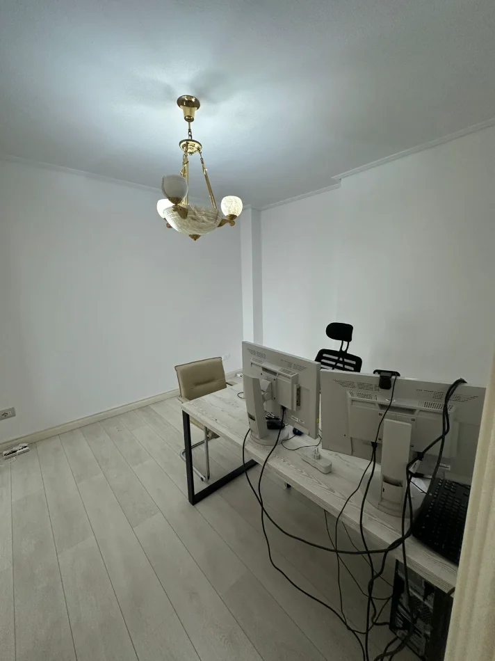 Tirane, jepet me qera zyre , 110 m² 1.000 € (Bllok)