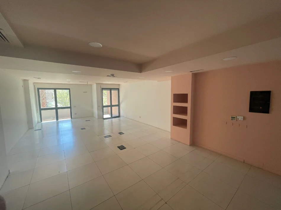 Tirane, jepet me qera ambjent biznesi Kati 1, 850 m² 10.000 € (Përball Delijorgjit)