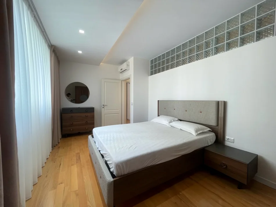 Tirane, jepet me qera apartament 3+1 , 180 m² 2.500 € (Ambasador 2, pranë Liqenit Artificial)