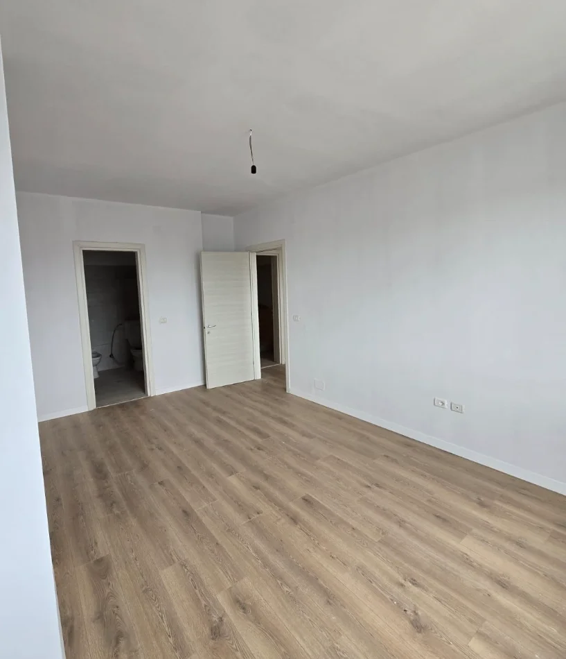 Tirane, shitet apartament 2+1+Ballkon , 200 m² 170.000 € 