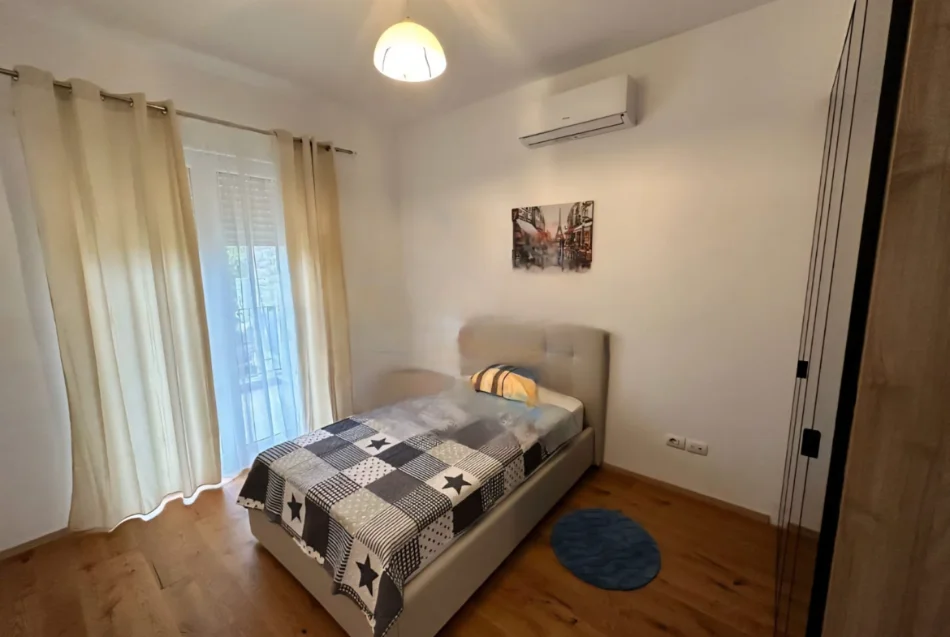 Tirane, jepet me qera apartament 2+1 Kati 1, 95 m² 1.200 € (Rruga e Vilave)