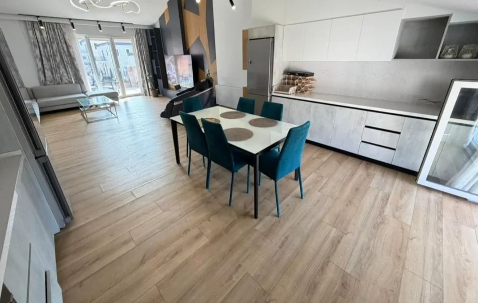 Tirane, jepet me qera apartament 1+1 Kati 3, 200 m² 1.500 € (Teg)