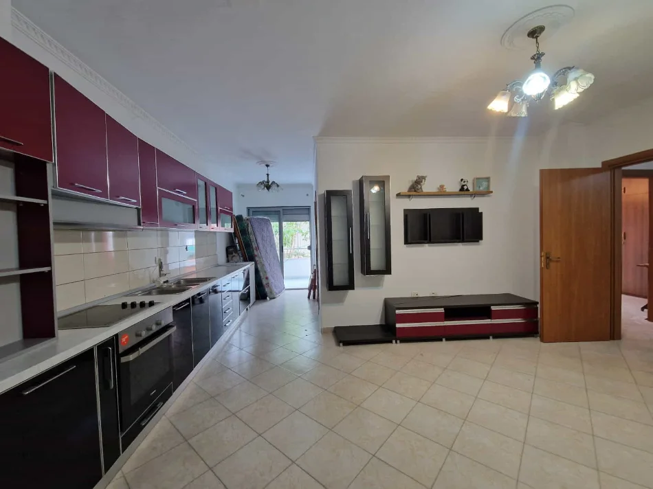Tirane, shes apartament 2+1 Kati 1, 92 m² 145.000 € (Rruga Foto Xhavella)