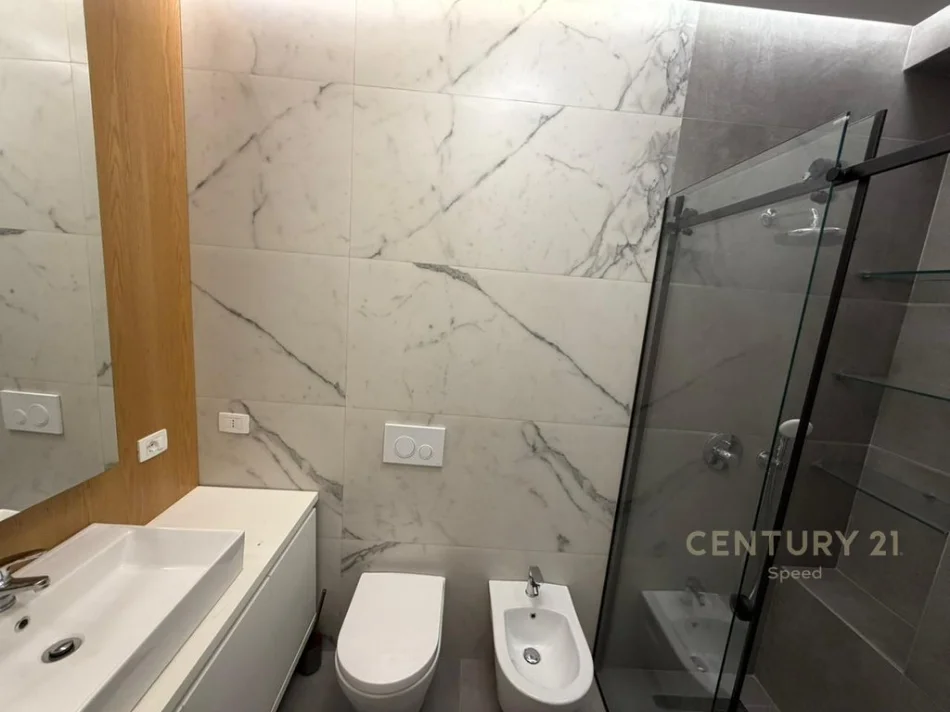 Tirane, jepet me qera apartament 2+1 Kati 2, 103 m² 1.250 € (Quartum Residence)