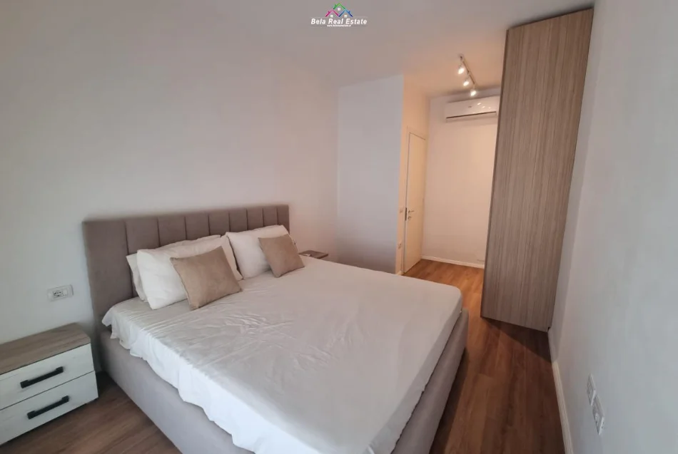 Tirane, jepet me qera apartament 1+1 Kati 10, 60 m² 940 € (Rruga e Barrikadave)