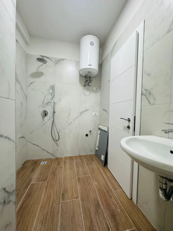 Tirane, jepet me qera zyre Kati 2, 64 m² 680 € (Rruga e Kosovareve)
