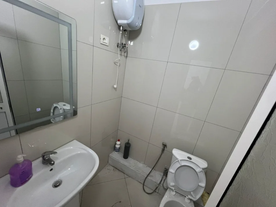Tirane, jepet me qera zyre Kati 2, 160 m²2000 € (Rruga Teodor Keko)