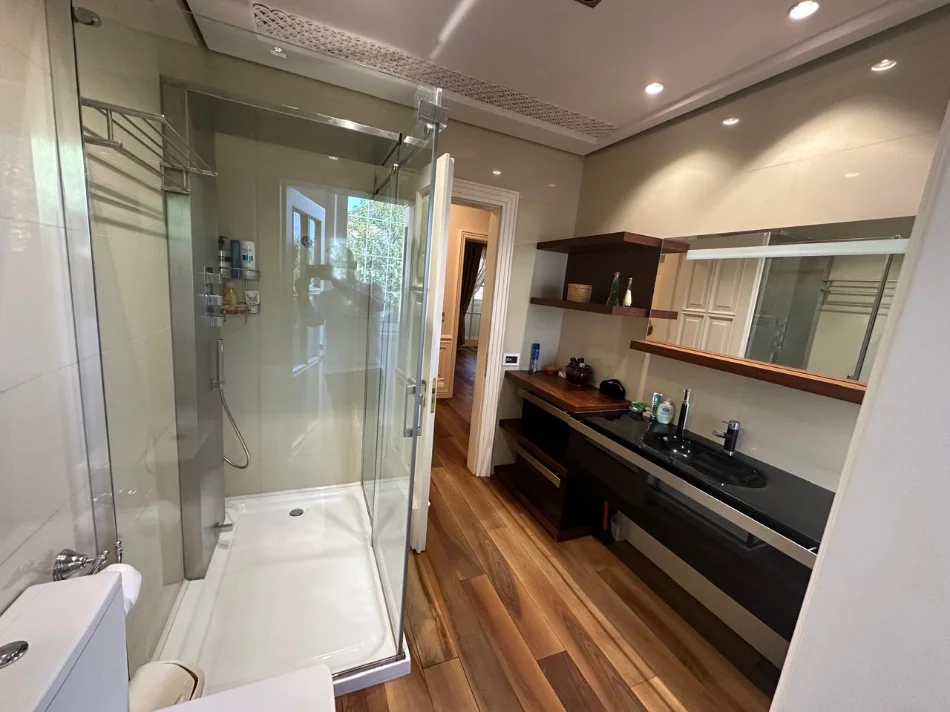 Tirane, jepet me qera apartament 1+1+Aneks+Ballkon Kati 2, 75 m² 600 € (Pazari i Ri/Rr.Qemal Stafa)